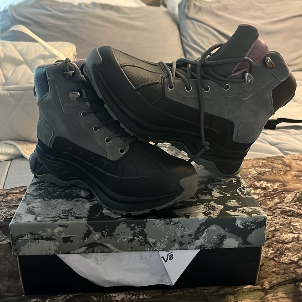 Hiking boots NEW